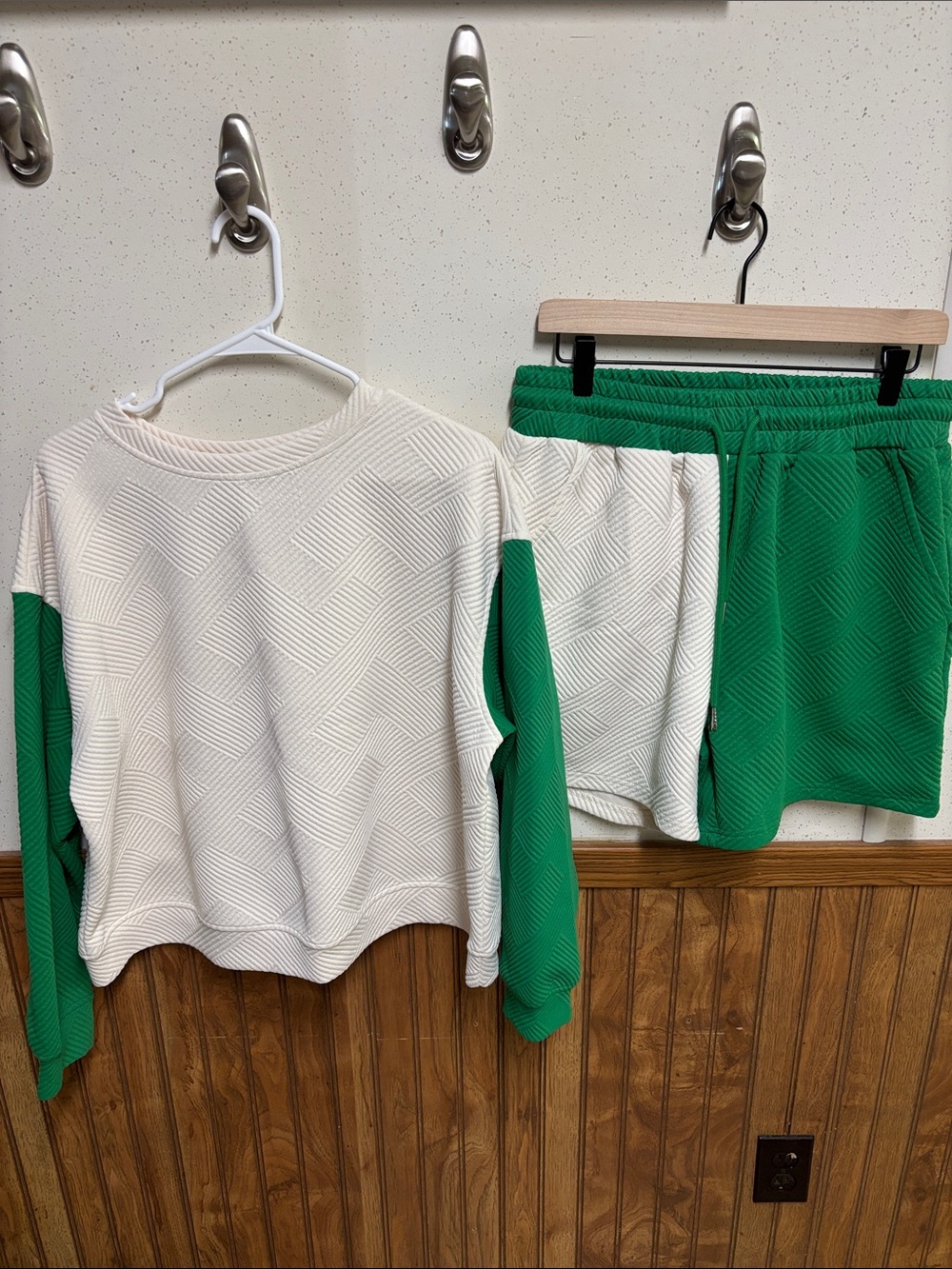 Boutique Textured Two-Piece Set - Casual Top & Shorts NWOT (size large)